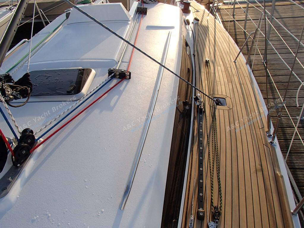 J-Boats - J-Composites J 122 E: starboard companionway